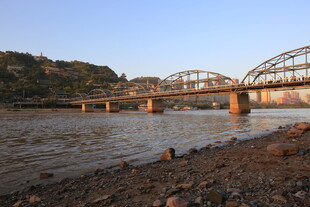 河畔桥梁风景