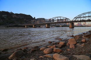河畔桥梁与岸边嶙峋岩石