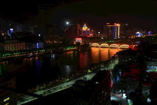 城市璀璨夜景河畔风光