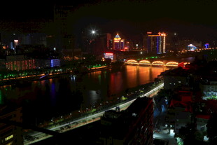 城市璀璨夜景俯瞰图