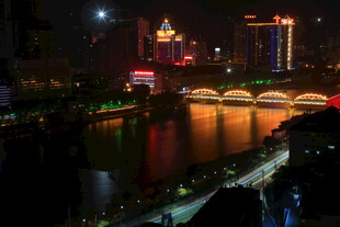 城市璀璨夜景河畔风光