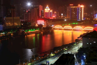 城市璀璨夜景河畔风光