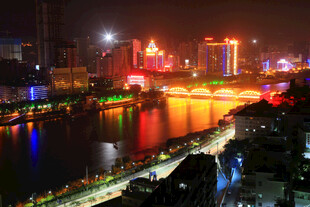 城市璀璨夜景河畔风光