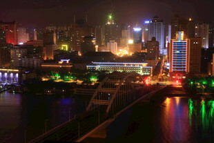 城市璀璨夜景映照水面