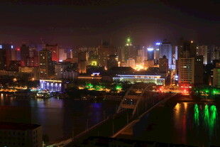 璀璨夜景下的城市河畔风光