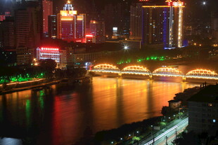 城市河畔璀璨夜景