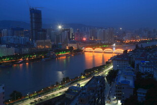 城市河畔夜景璀璨迷人