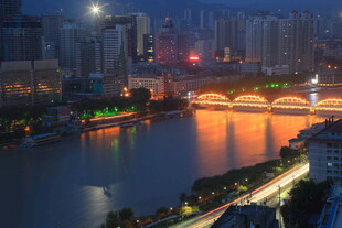 城市河畔夜景璀璨风光