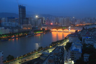 城市河畔夜景风光