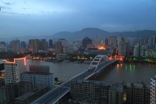 城市江畔夜景风光