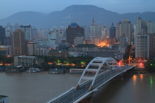 城市桥梁夜景与远山风光