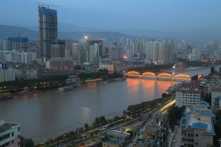 城市河畔风光夜景俯瞰
