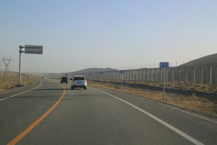 公路上行驶的车辆