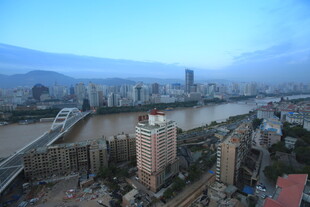 城市河畔全景风光