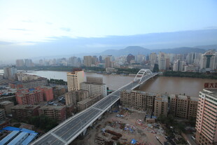 城市桥梁与远山景观