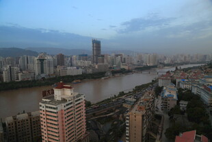 城市河畔高楼景观