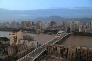 城市跨江大桥与建筑景观