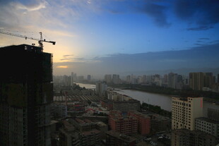 城市建筑与河畔黄昏美景