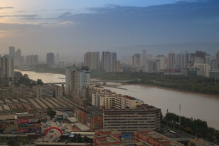 城市河畔风光全景
