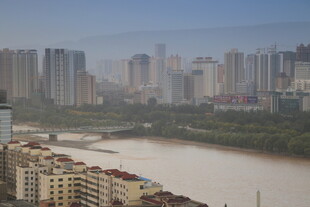 城市河畔高楼景观