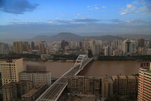 城市江景俯瞰风光