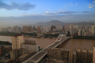 城市江景与桥梁俯瞰图