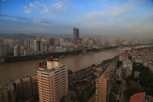 城市河畔高楼景观