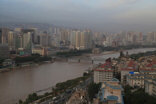 城市河畔风光俯瞰图