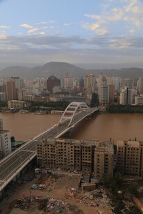 城市河畔桥梁俯瞰美景