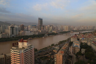 城市河畔风光俯瞰