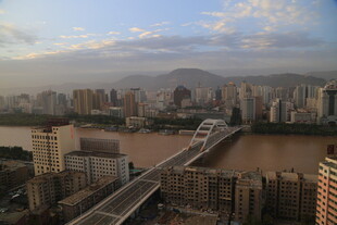 城市河畔风光俯瞰图