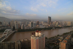 城市江景风光俯瞰图