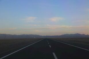 空旷公路伸向远方