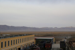 城郊建筑与远山景观