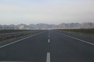 空旷公路延伸向远方