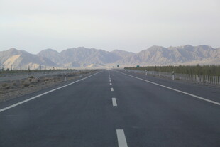 空旷公路延伸向远方