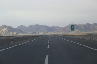 空旷公路延伸向远方山脉