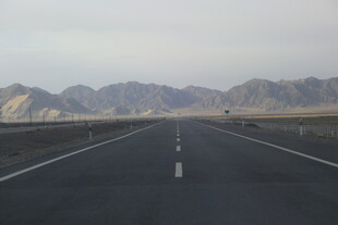 空旷公路延伸向远方山脉