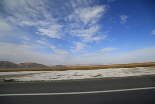 公路伸向远方的旷野风景