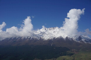 壮丽雪山与蓝天白云美景