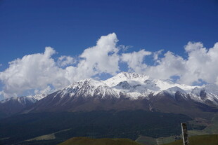 壮丽雪山与蓝天白云美景