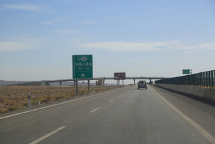 宽阔公路上的行驶景象