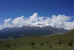高山蓝天间的壮美风景