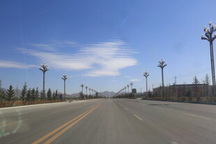 宽阔公路伸向远方