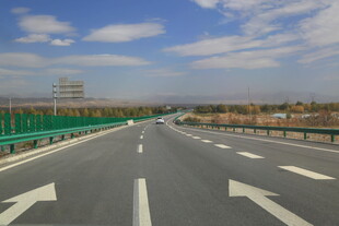 宽阔公路延伸向远方