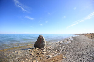 海边石堆与开阔海岸线