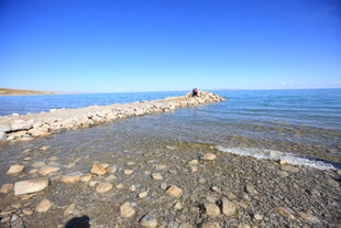 海边碎石堤 蓝天碧水景