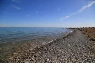 海边碎石滩 蓝天碧水景