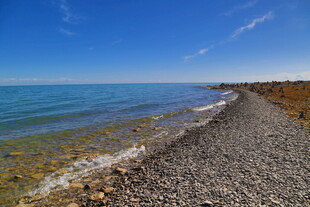 海边碎石滩 蓝天碧水美景