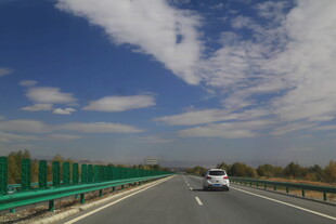 公路上行驶的白色车辆